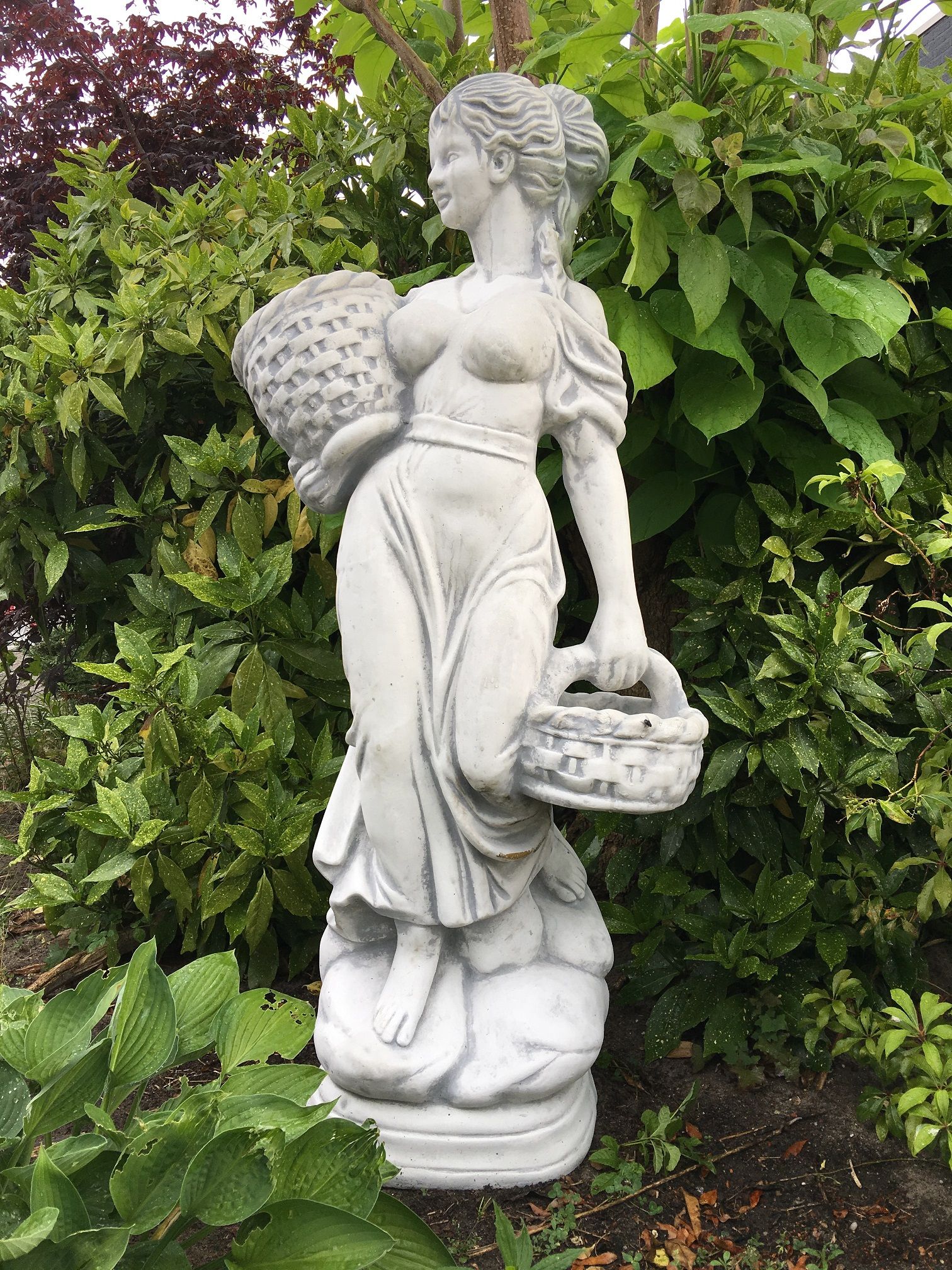 Decoderen overdracht acuut Prachtig wit stenen beeld van een staande dame met 2 bloemmanden!! -  decohomeliving.com